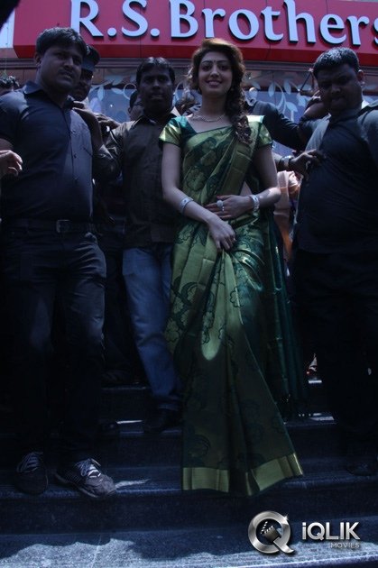 Pranitha-Launches-RS-Brothers-Showroom